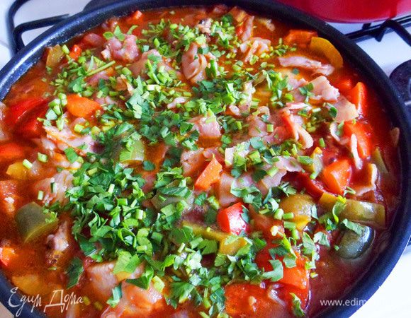 Зелень петрушки нарезаем и посыпаем цыпленка.