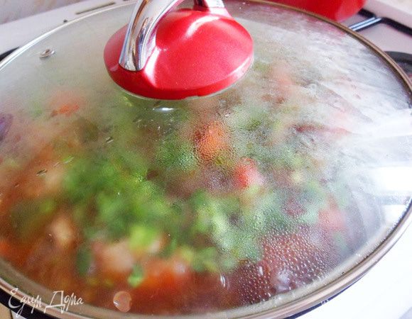 Накрываем крышкой и томим цыпленка 15-20 минут до готовности.