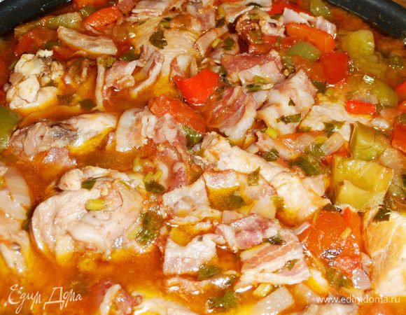 Тушеный в вине цыпленок под соусом чилиндрон готов. 