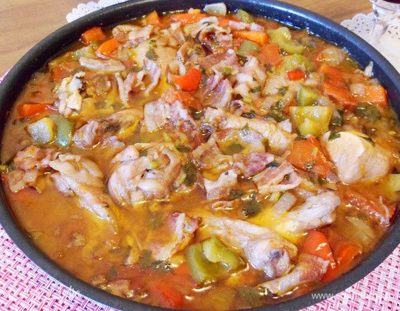 Рекомендуется подавать с рисом и по возможности в той же посуде, в которой готовили.