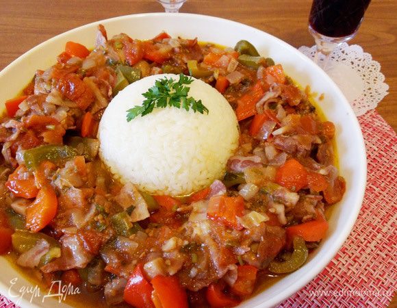 Еще один вариант подачи блюда. Варим рис. Наливаем в чашку (у меня пиала) оливковое масло. Перекладываем в нее рис. Переворачиваем чашку на большую тарелку. Вокруг риса выкладываем цыпленка. Поливаем соусом. Приятного аппетита! Buen apetito!