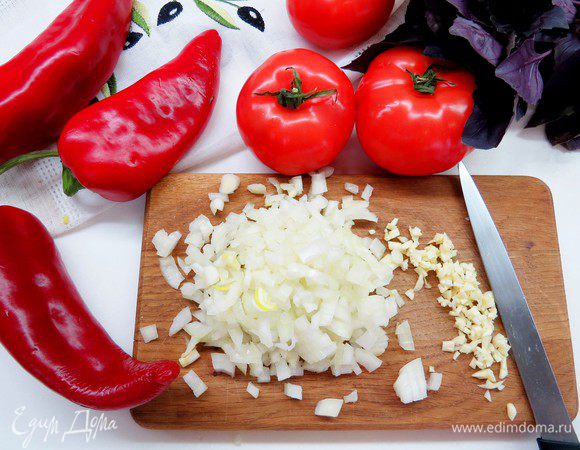 Лук нарезать мелкими кубиками, мелко нарезать чеснок.
