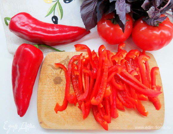 Перец очистить от перегородок и семян, нарезать тонкой соломкой.