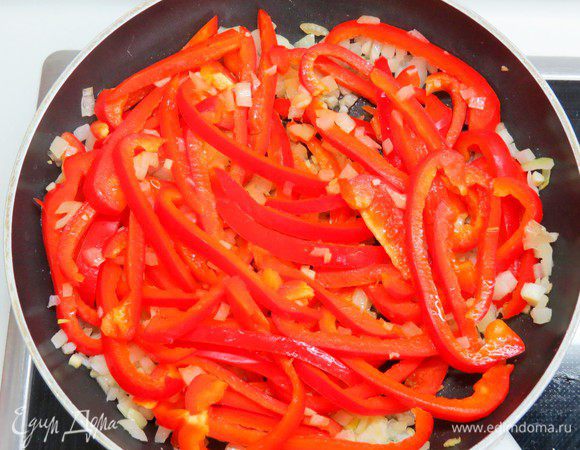 Добавить перец в сковороду к луку, продолжать тушить 6-7 минут.
