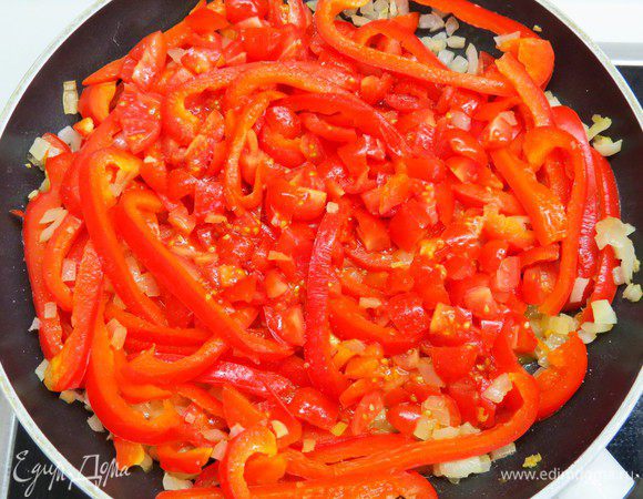 Добавить помидоры к луку и перцу, посолить, поперчить и тушить минут 10-15, пока не выпарится большая часть сока. 