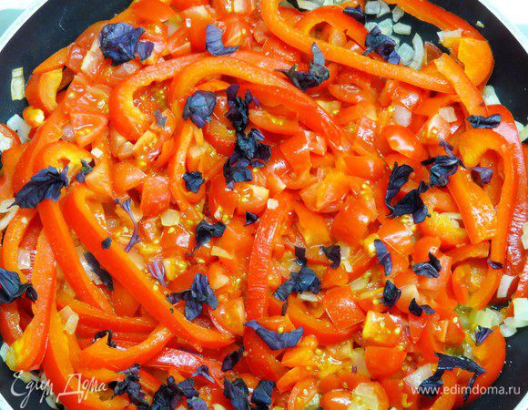 Добавляем базилик в сковороду к нашим овощам. Поставить разогреваться духовку до 180°С.