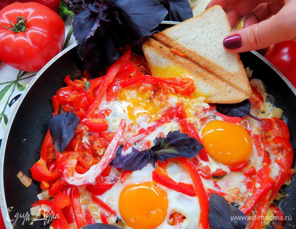 Подают пипераду с поджаренным хлебом, который надо окунать в ароматную яично-овощную смесь. Это очень вкусно, угощайтесь!