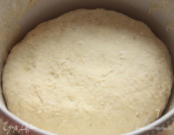 Просейте туда же муку вместе с солью и сахаром и замесите тесто. Его необходимо хорошенько промесить, чтобы оно стало гладким и эластичным (у меня уходит 5-7 минут).