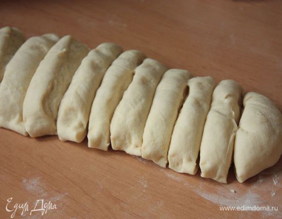 Готовое тесто выложите в большую емкость, снова накройте полотенцем и оставьте подходить на 1,5 часа. Тесто увеличится в 2-2,5 раза.
Обомните подошедшее тесто и оставьте его подходить второй раз, уже на полчаса. Повторно подошедшее тесто также обомните, скатайте в колбасу и нарежьте на порционные части. Тут вы должны решить: вы делаете большие булочки, которые разрезаете пополам, или небольшие булочки — основания и «шапочки». Исходя из этого и планируйте размер булочек. Я делаю и так, и так: большие — для себя с сыном, а небольшие — для мужа (из двух небольших булочек в итоге гамбургер получается больше :))