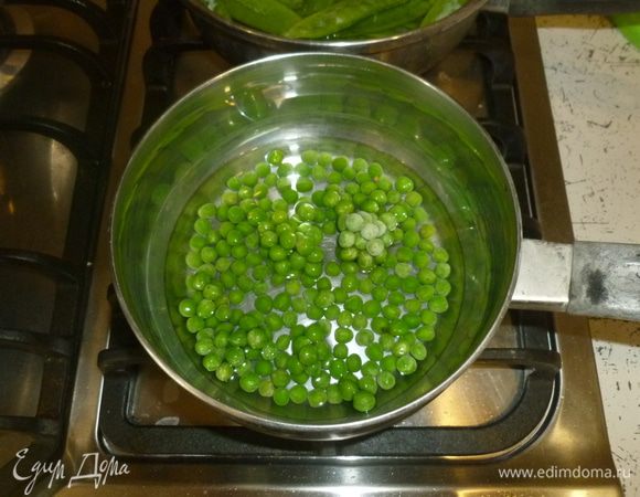 Бланшировать горошек в кипящей воде 1 минуту. Откинуть на сито.
