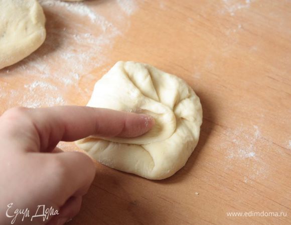 Обомните булочки, по кругу заворачивая края к центру.
