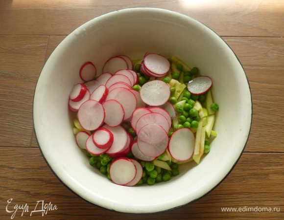 Яблоко нарезать соломкой, редис — тонкими кружочками, кинзу мелко порубить.