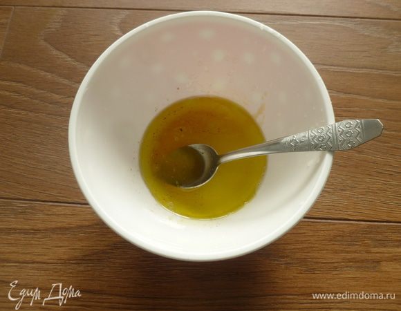 Из лайма выжать сок. Смешать все ингредиенты для заправки. Приправить солью и перцем по вкусу.