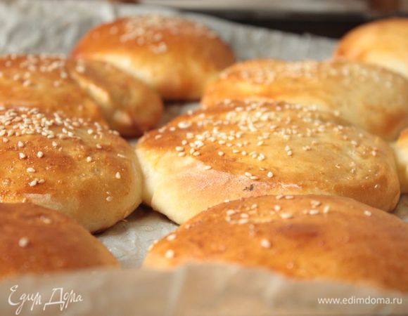 Выпекайте в хорошо разогретой духовке при 200°С в течение 15-20 минут (в зависимости от размера). Достаньте готовые булочки из духовки, накройте полотенцем и дайте отдохнуть 30-40 минут.