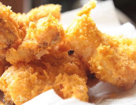 Пока булочки отдыхают, займемся начинкой. Нарежьте рыбу на небольшие порционные кусочки, каждый кусочек посолите и поперчите по вкусу. Обмакните треску ТМ «Магуро» во взбитое яйцо, а затем обваляйте в муке или панировочных сухарях. Можно сделать двойной кляр: сначала обваляйте рыбу в муке, затем обмакните в яйцо и снова обваляйте, теперь уже в панировочных сухарях.
Обжарьте рыбу до готовности на сковороде или во фритюре.