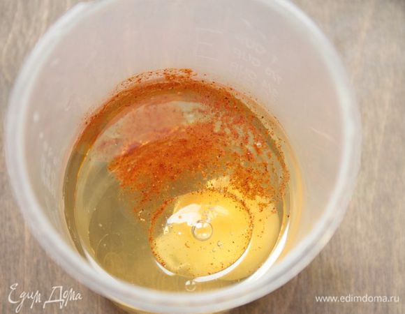 Свеклу можно отварить и нарезать тонкими кружочками или мелко-мелко потереть на терке в сыром виде. Для домашнего майонеза взбейте яйцо с подсолнечным маслом, паприкой и горчицей. В конце добавьте лимонный сок (буквально 0,5 ч. л.) и еще раз взбейте, тогда майонез получится густым.