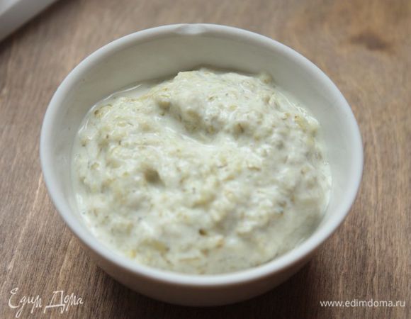 Для соуса тартар натрите маринованные огурчики на самой мелкой терке, смешайте в равных пропорциях с йогуртом и добавьте зубчик чеснока.