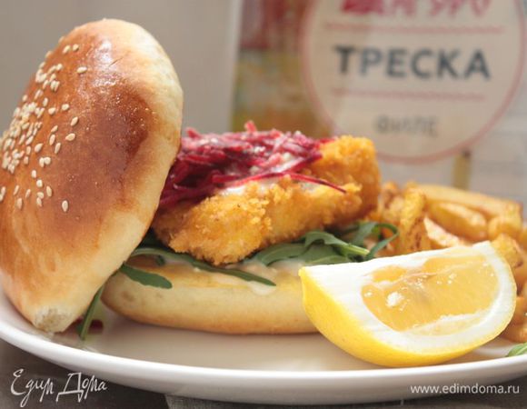 Начинаем собирать гамбургер! Получаются следующие слои: булочка-основание, рукола, домашний майонез, треска, соус тартар, свекла, домашний майонез, булочка-шапочка. И, конечно, не забудьте про картошку фри, если вы ее любите :)

Приятного аппетита!