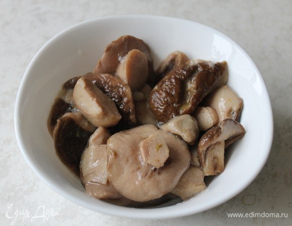 Отварите грибы в подсоленной воде. Нарежьте крупные грибы на четвертинки, более мелкие —
 на половинки.