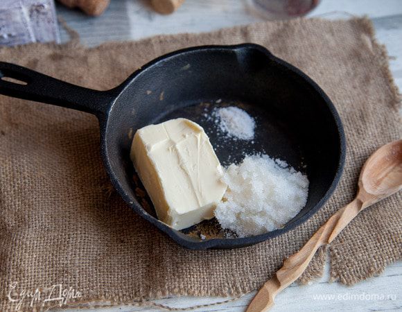 Смешиваем масло, соль и сахар.