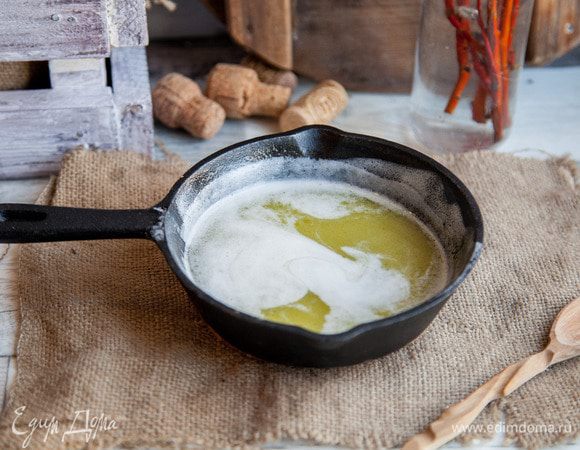 Добавляем воду и варим, помешивая, до закипания. 