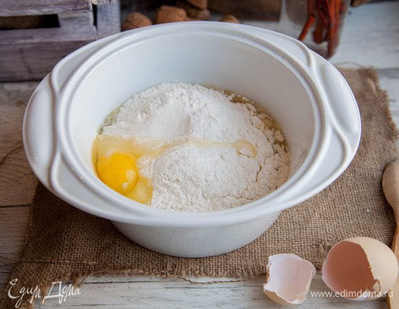 Затем вбиваем яйцо.