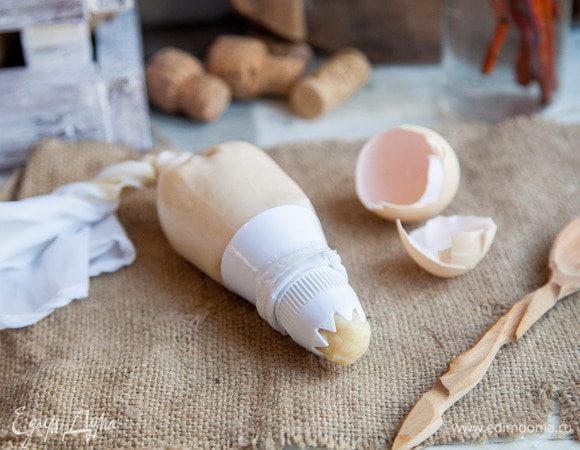 Перекладываемь готовое к выпечке заварное тесто в кондитерский мешок (желательно с большой насадкой в форме звезды).