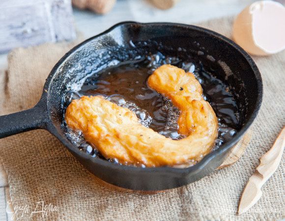 В сковороде разогреваем масло для фритюра. Выдавливаем колечко теста в горячее масло. Жарить по 1-2 минуты с каждой стороны до золотистого цвета. 