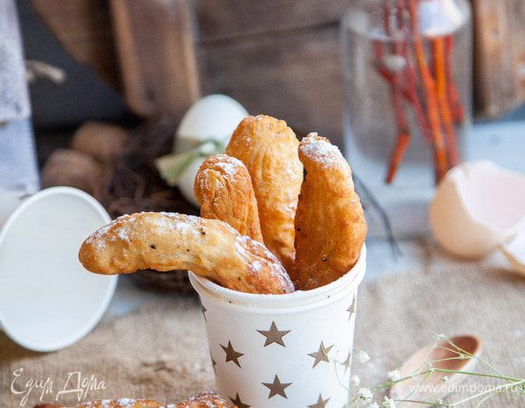 Готовый чуррос посыпаем сахарной пудрой.