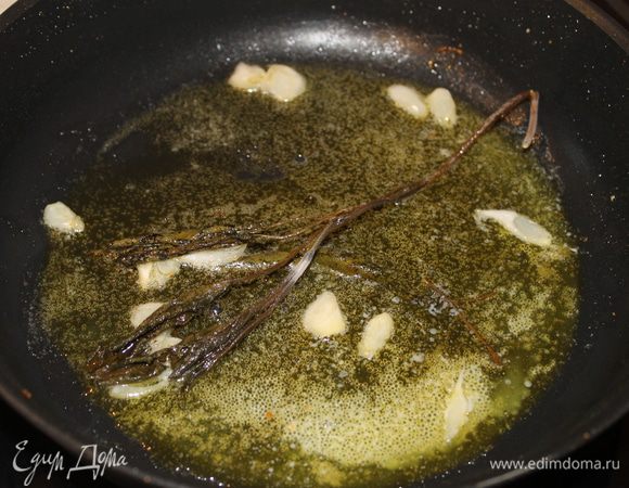В сотейник с толстым дном налейте оливковое масло, положите веточку шалфея и нарезанный пластинками чеснок. Обжаривайте, постоянно мешая, чеснок до того момента, пока он не начнет менять цвет. Удалите весь чеснок и шалфей.
