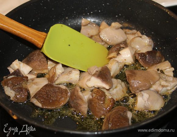 В ароматное масло положите нарезанные грибы и обжаривайте до красивой румяной корочки. Посолите, добавьте немного черного перца, влейте бульон и готовьте еще пару минут.