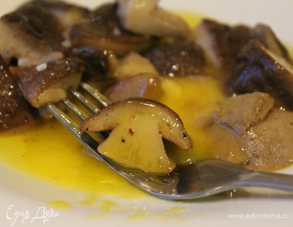 Во время еды разбейте желток, смешайте его с трюфельным маслом и обволакивайте грибы в шелковистом соусе, наслаждаясь вкусом леса.
Приятного аппетита!
Если у вас  нет трюфельного масла, не отчаивайтесь, готовьте без него, вкус не пострадает, лишь только аромат блюда будет менее насыщенным.