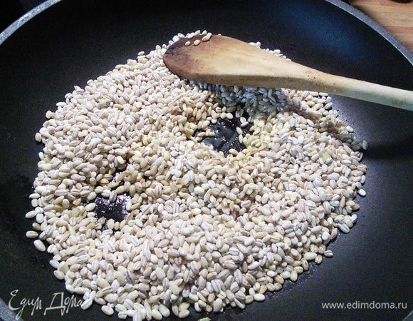 Добавить перловую крупу, смешать с маслом, прогреть.