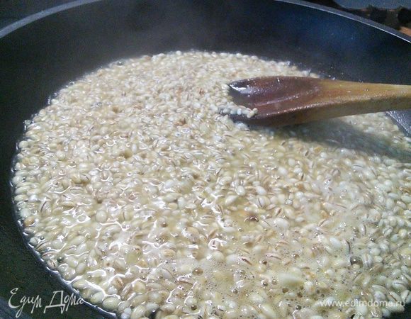 Влить вино, дать выпариться алкоголю.