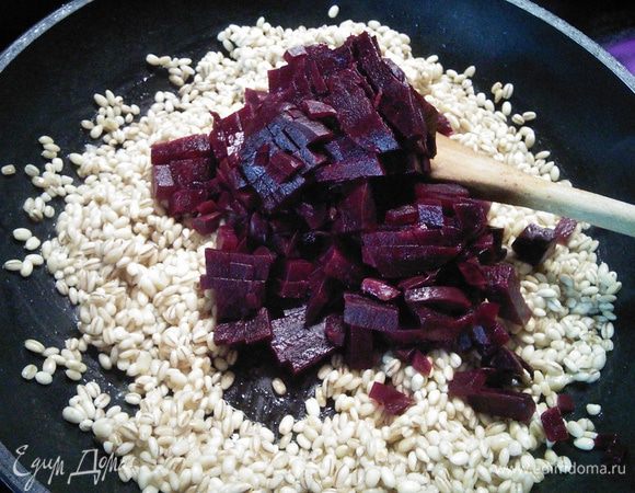 Добавить порезанную мелким кубиком свеклу, перемешать.