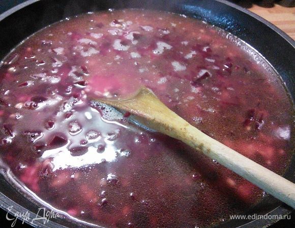 Залить горячим бульоном, уменьшить огонь и варить до готовности перловки (у меня на пачке было написано 30 минут).