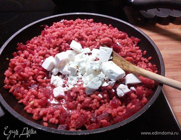 В конце добавить соль, перец, уксус и фету, аккуратно размешать.