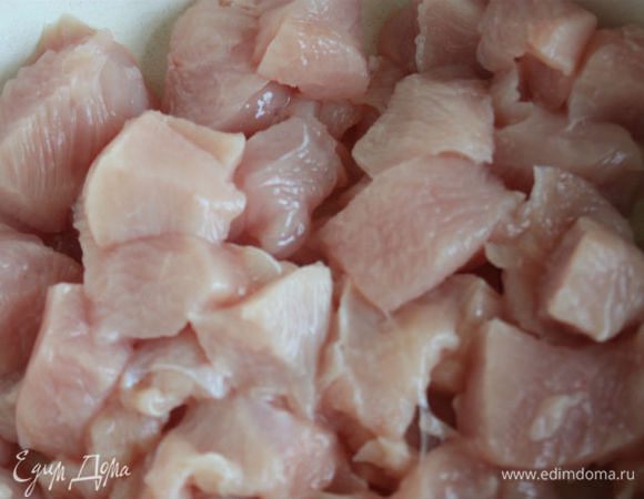 Мясо индейки помыть, обсушить, нарезать небольшими кусочками.