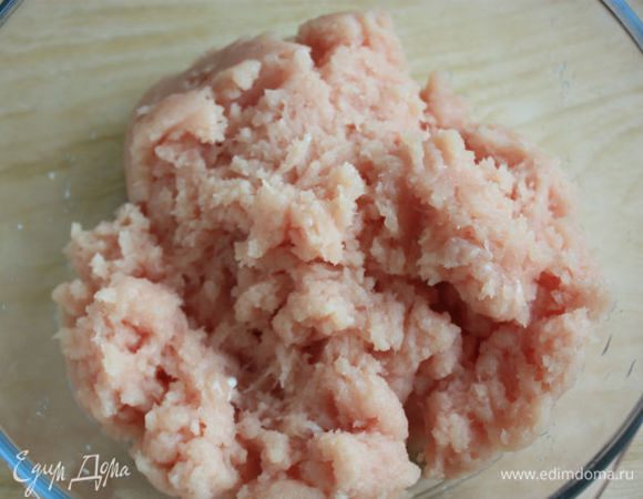 В  несколько приемов измельчить в кухонном комбайне до пюре. 