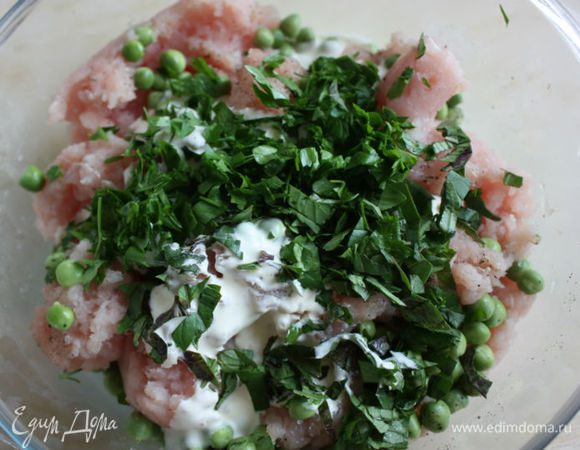 В миску с мясом добавить горошек, травы и 75 мл сливок, приправить солью, перцем и хорошо перемешать.