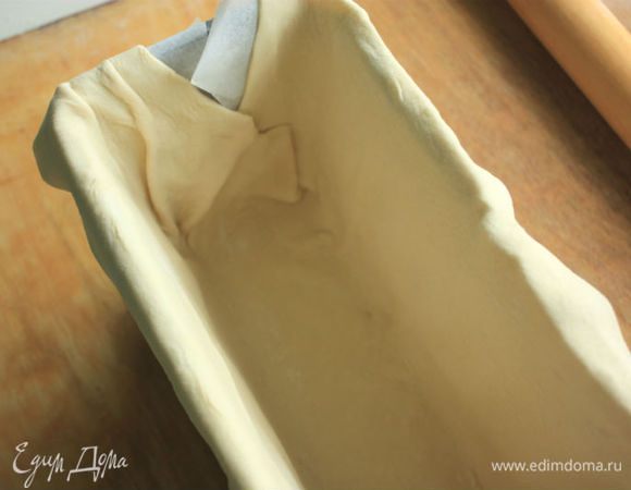 По длинным краям формы тесто должно немного свисать. (Я взяла форму для хлеба.)