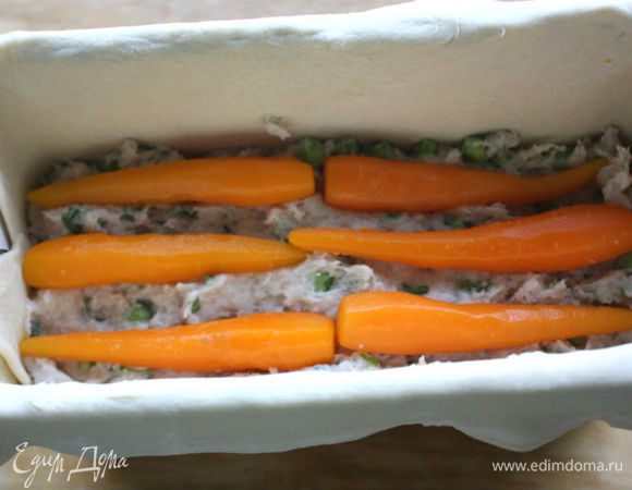 Начинку из  индейки слоями уложить в форму, чередуя с морковью. 