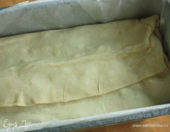 Свободными краями теста закрыть начинку. 
