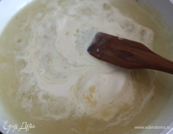 В это время очистить чеснок и пропустить через пресс. В глубокой сковороде растопить масло, обжарить в нем чеснок, а затем муку. Постоянно помешивая, влить теплый бульон и оставшиеся сливки, довести до кипения. Снять соус с огня, приправить солью, перцем, лимонным соком и протереть через сито. Перелить в соусник и добавить немного тертой лимонной цедры.