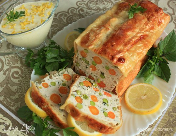 Готовый паштет осторожно вынуть из формы за края бумаги.
Подавать со свежей зеленью, лимоном или лаймом. Отдельно подайте соус.