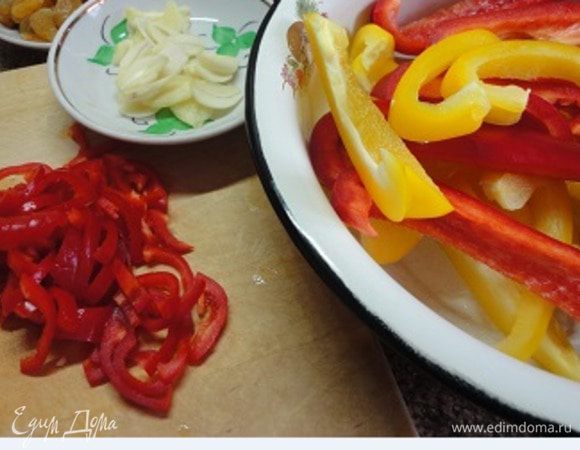 Перцы очистить от семян и перегородок и нарезать полосками. Зубчики чеснока также разрезать, так удобнее будет их растирать в ступке.