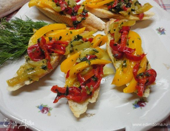 Соус соединить с перцами и дать настояться несколько минут. Кусочки багета подсушить в тостере почти до состояния сухаря и выложить на них салат. Приятного аппетита! Пахнет приближающимся летом!