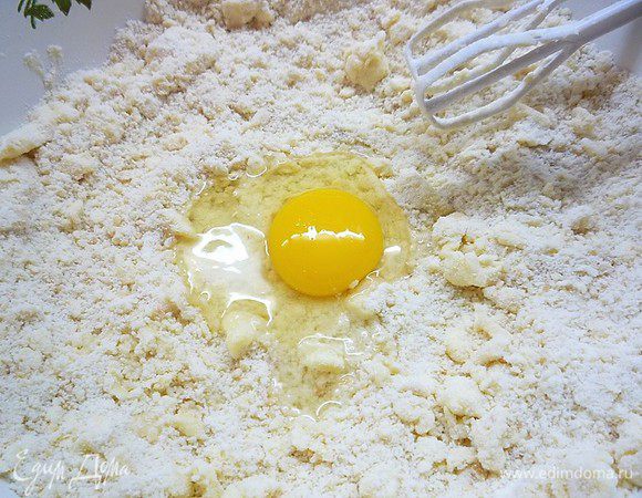 Добавляем яйцо, щепотку соли и замешиваем тесто.