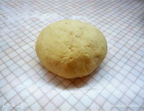 Тесто замешиваем руками или в комбайне.