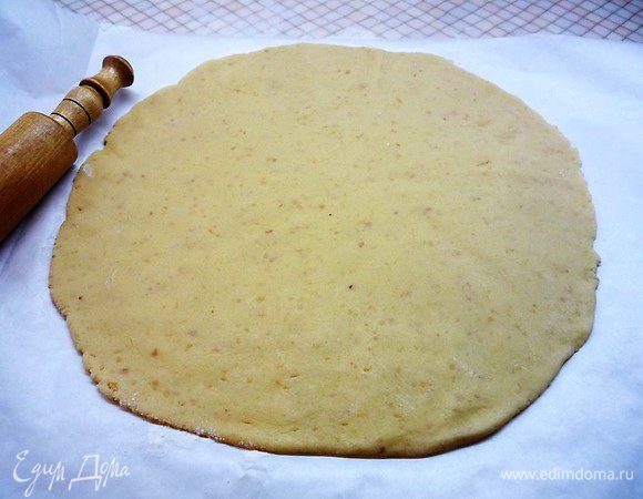 Раскатываем на листе бумаги для выпечки и убираем пласт теста в в холодильник на 20 минут.